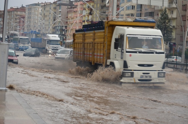 Uşak Yağmur'a Teslim