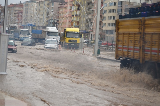 Uşak Yağmur'a Teslim