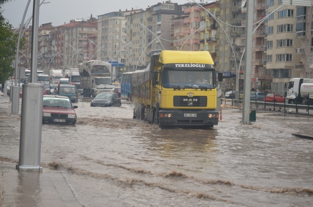 Uşak Yağmur'a Teslim