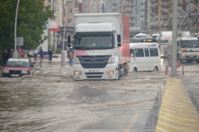 Uşak Yağmur'a Teslim