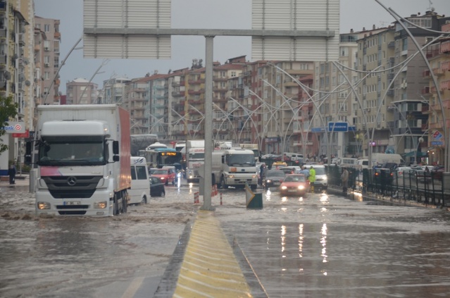 Uşak Yağmur'a Teslim