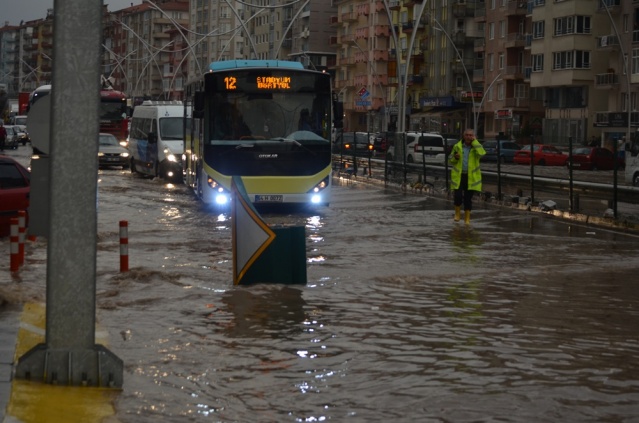 Uşak Yağmur'a Teslim