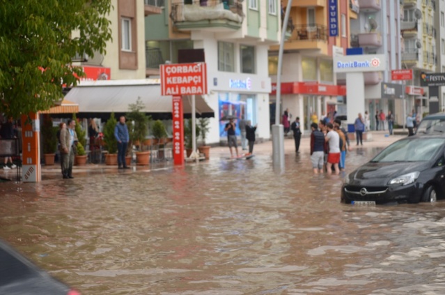 Uşak Yağmur'a Teslim