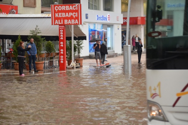 Uşak Yağmur'a Teslim