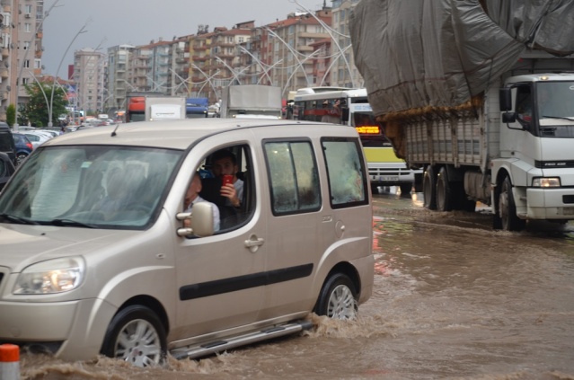 Uşak Yağmur'a Teslim