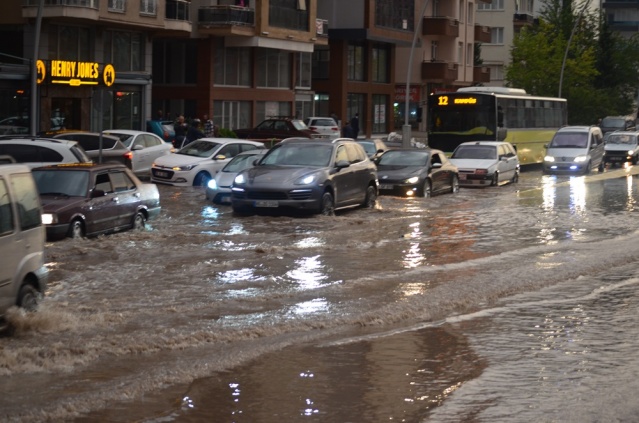 Uşak Yağmur'a Teslim