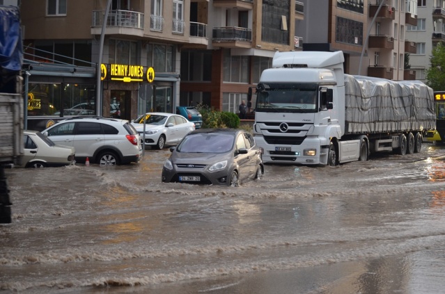 Uşak Yağmur'a Teslim