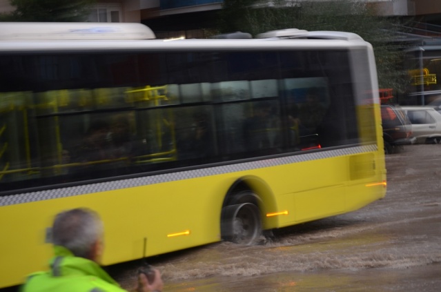 Uşak Yağmur'a Teslim