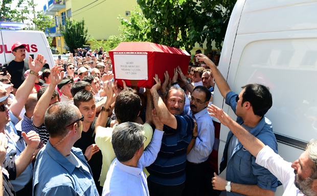 ŞEHİT POLİSİMİZİ SON YOLCULUĞUNA ON BİNLER UĞURLADI
