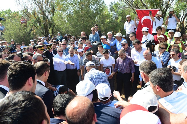 ŞEHİT POLİSİMİZİ SON YOLCULUĞUNA ON BİNLER UĞURLADI