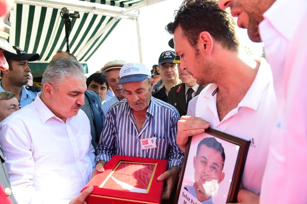 ŞEHİT POLİSİMİZİ SON YOLCULUĞUNA ON BİNLER UĞURLADI