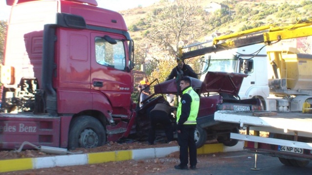 UŞAK'TA KAZA 2 AĞIR YARALI