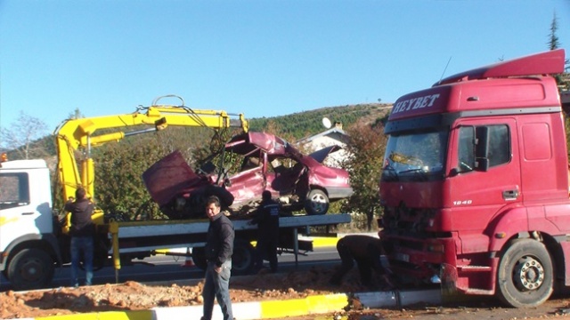 UŞAK'TA KAZA 2 AĞIR YARALI