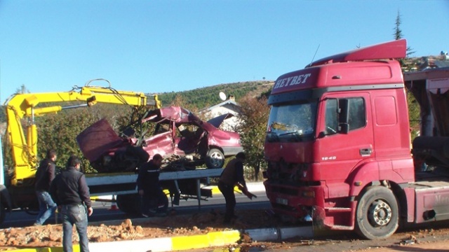 UŞAK'TA KAZA 2 AĞIR YARALI