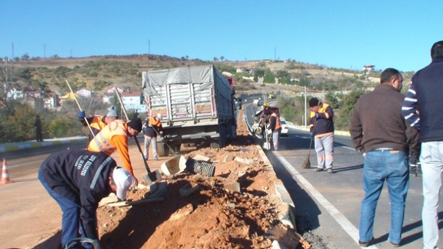 UŞAK'TA KAZA 2 AĞIR YARALI