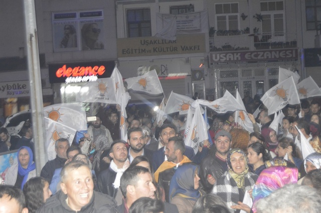 UŞAK AK PARTİ'DE SEVİNÇ ÇIĞLIKLARI