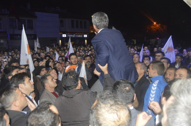 UŞAK AK PARTİ'DE SEVİNÇ ÇIĞLIKLARI