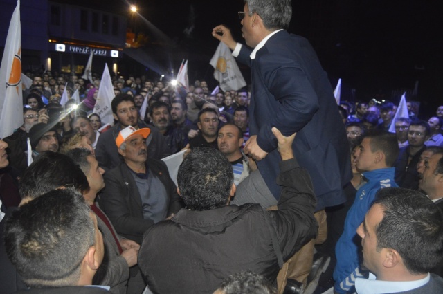 UŞAK AK PARTİ'DE SEVİNÇ ÇIĞLIKLARI