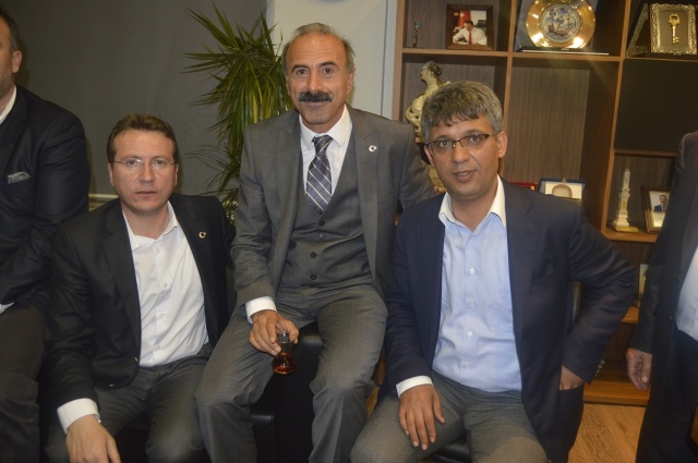 UŞAK AK PARTİ'DE SEVİNÇ ÇIĞLIKLARI