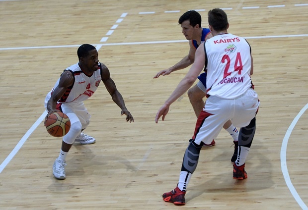 Muratbey Uşak Sportif: 77 - Anadolu Efes: 84