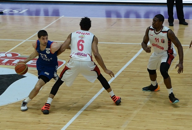 Muratbey Uşak Sportif: 77 - Anadolu Efes: 84