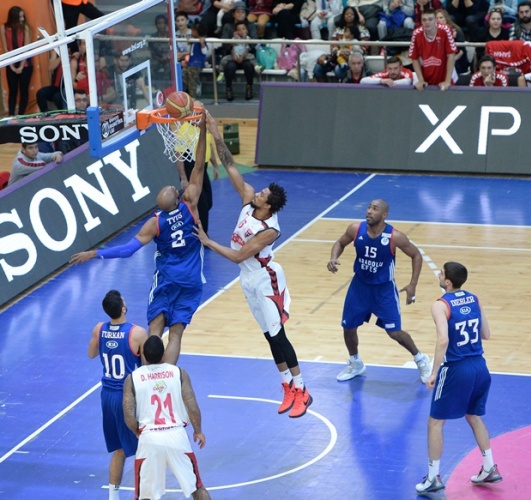 Muratbey Uşak Sportif: 77 - Anadolu Efes: 84