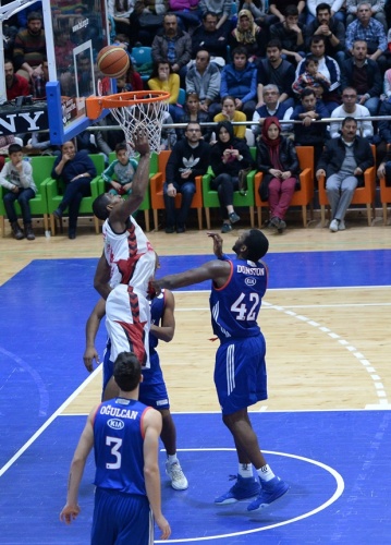 Muratbey Uşak Sportif: 77 - Anadolu Efes: 84