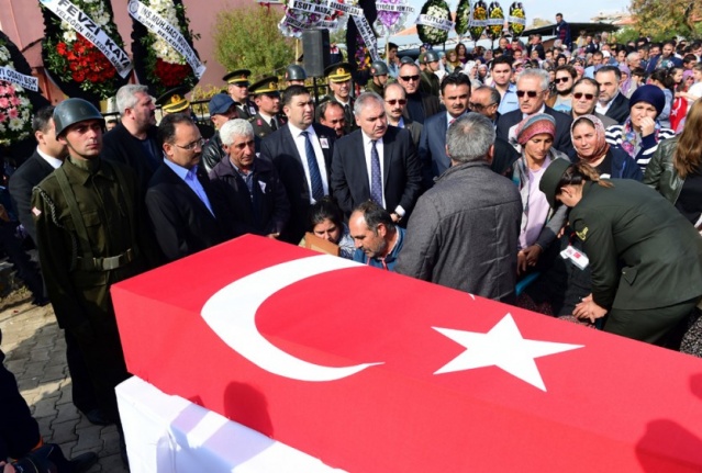 EŞME ŞEHİDİNİ UĞURLADI