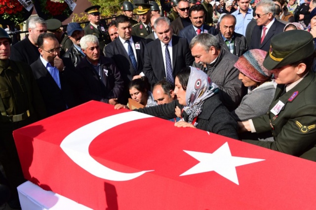 EŞME ŞEHİDİNİ UĞURLADI