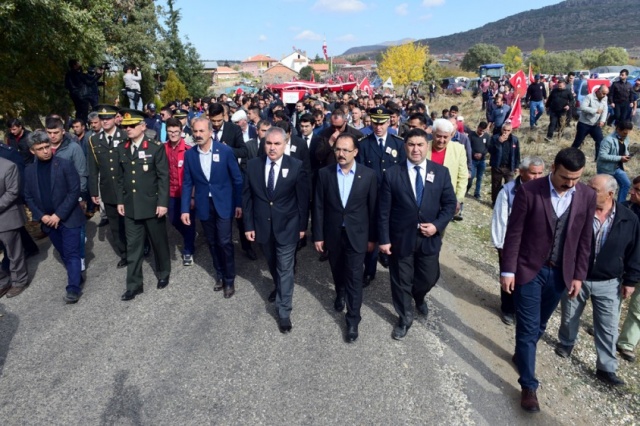 EŞME ŞEHİDİNİ UĞURLADI