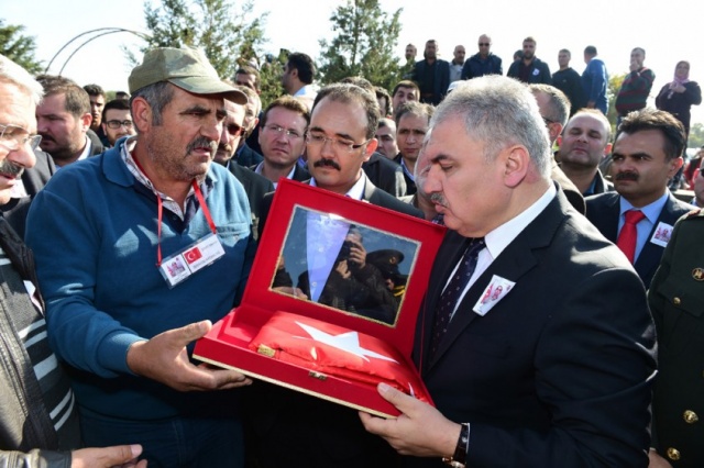 EŞME ŞEHİDİNİ UĞURLADI