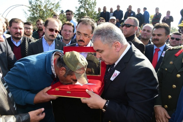 EŞME ŞEHİDİNİ UĞURLADI