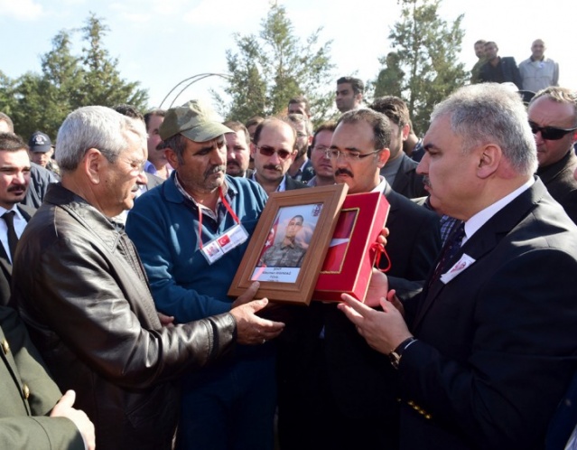 EŞME ŞEHİDİNİ UĞURLADI