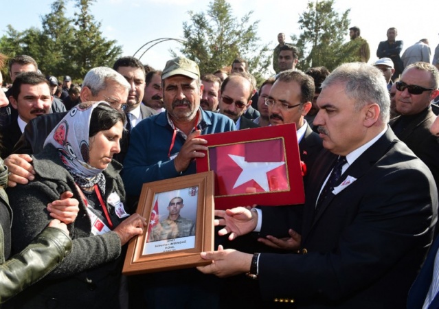 EŞME ŞEHİDİNİ UĞURLADI