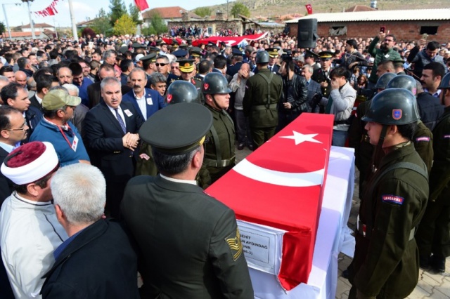EŞME ŞEHİDİNİ UĞURLADI