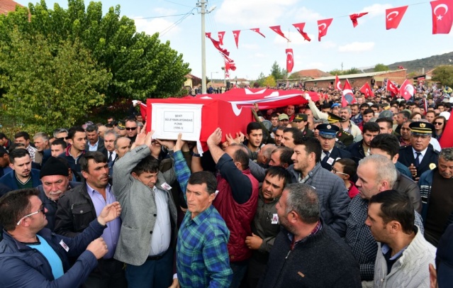 EŞME ŞEHİDİNİ UĞURLADI