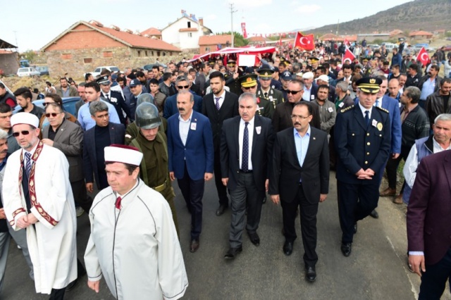 EŞME ŞEHİDİNİ UĞURLADI