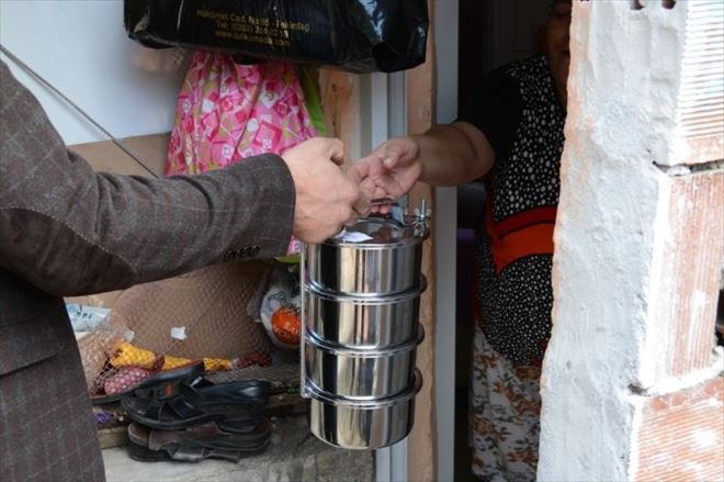İhtiyaç Sahiplerine Sıcak Yemek Servisi Devam Ediyor
