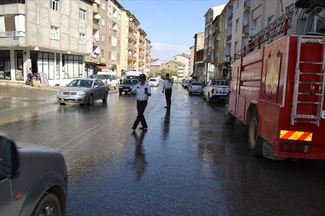 Muş Belediyesi’nden Yol Yıkama Çalışması