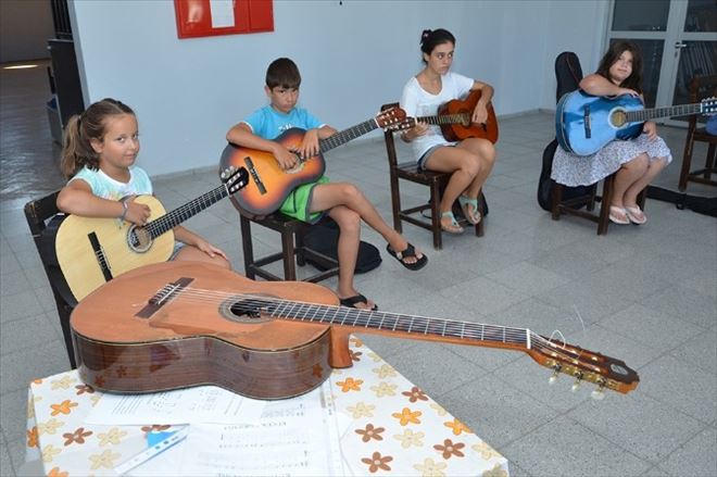 Yeni Foça’da Öğrencilere Gitar Kursu