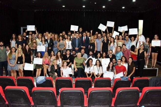 “Ustalarla Oyunculuk Atölyesi”nde Sertifikalar Dağıtıldı