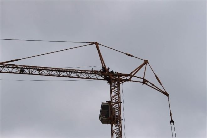Kocaeli Stadı’nda Paralarını Alamadıklarını İddia Eden 2 İşçi Kule Vince Çıktı