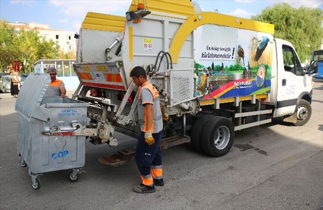 Gölbaşı’nda Konteynırlar Temizleniyor