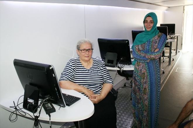 Ev Hanımları Bilgisayar Kullanmayı Öğreniyor