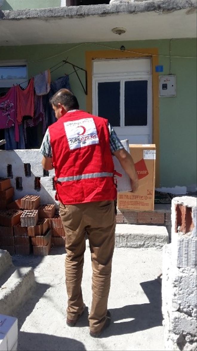Kızılay’dan Evi Yanan İki Aileye Yardım