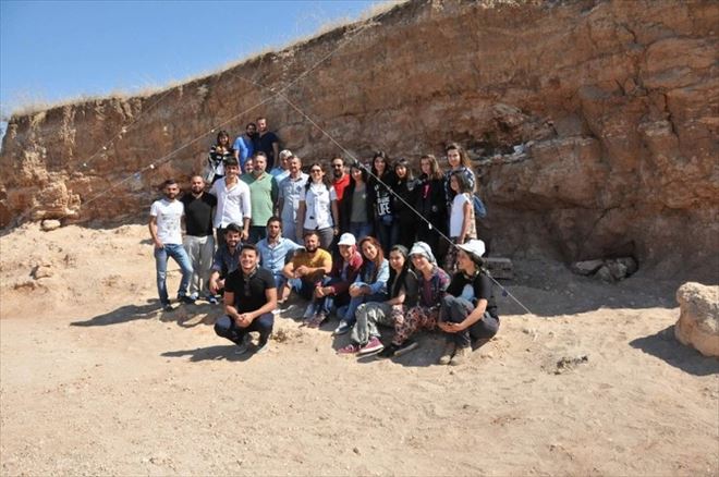 Kalehöyük Arkeolojik Kazı Ekibi Höyük Alanlarında İncelemeler Yapıyor