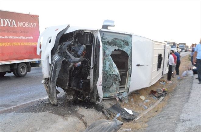 Minibüs Otomobile Çarptı: 9 Yaralı