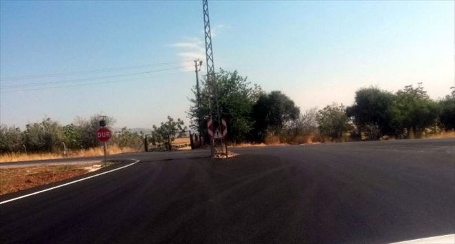 Yol Ortasındaki Direk Faciaya Davetiye Çıkarıyor