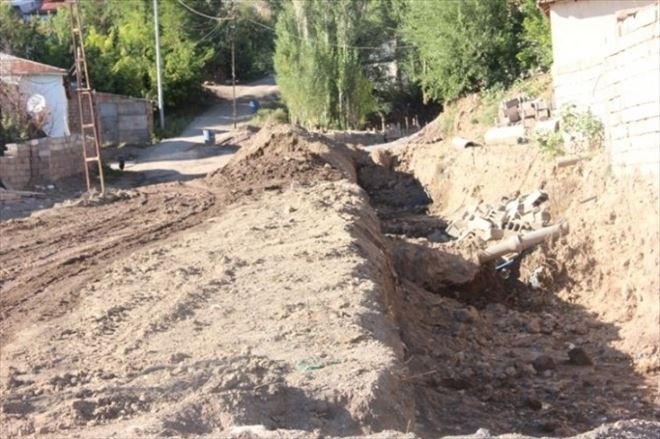 Özalp’ta Sel Sularını Karşı İstinat Duvarı Yapılıyor