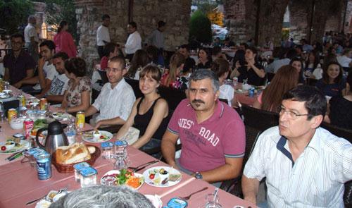İSTANBULDAKİ UŞAKLI ÖĞRENCİLER İFTARDA BULUŞTU